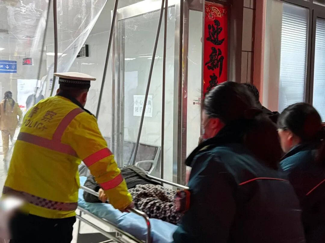 周口交警：“荧光黄”闪耀下的两次守护