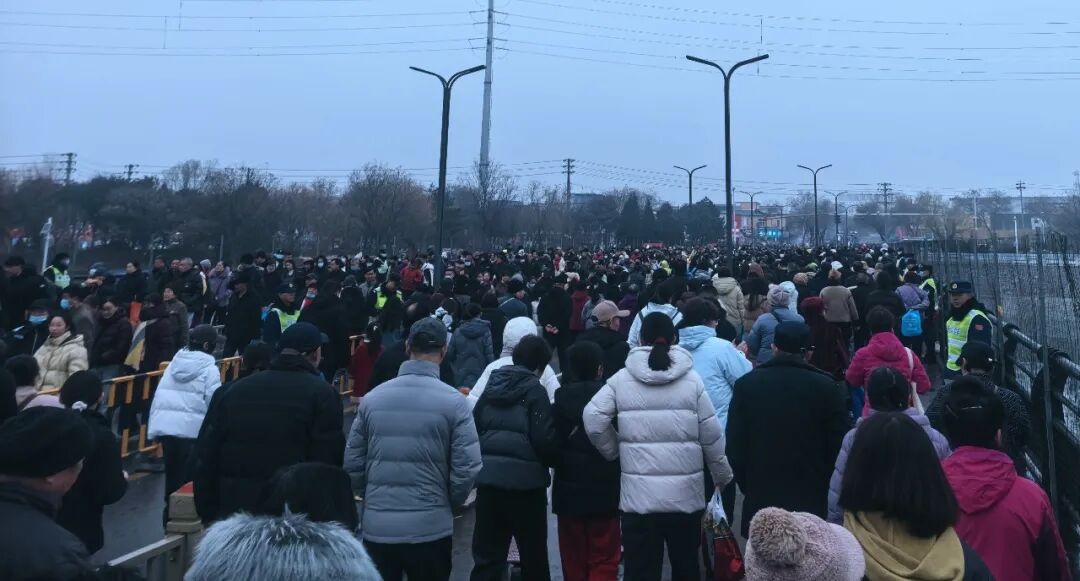 安阳城市管理系统全力服务保障正月十六安阳桥庙会