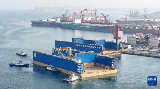 3月8日，12万吨举力浮船坞“Lucayan”号首段，从青岛西海岸新区北海造船3号码头离港（无人机照片）。     新华社发（张进刚摄）