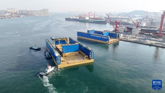 3月8日，12万吨举力浮船坞“Lucayan”号首段，从青岛西海岸新区北海造船3号码头离港（无人机照片）。     新华社发（张进刚摄）